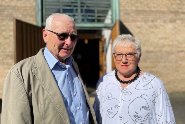 Franz und Anita Strewe stehen vor dem Eingang der Kirche St. Franziskus in Castrop-Rauxel. Kurz danach beginnt der letzte Gottesdienst in dem Gebäude.
