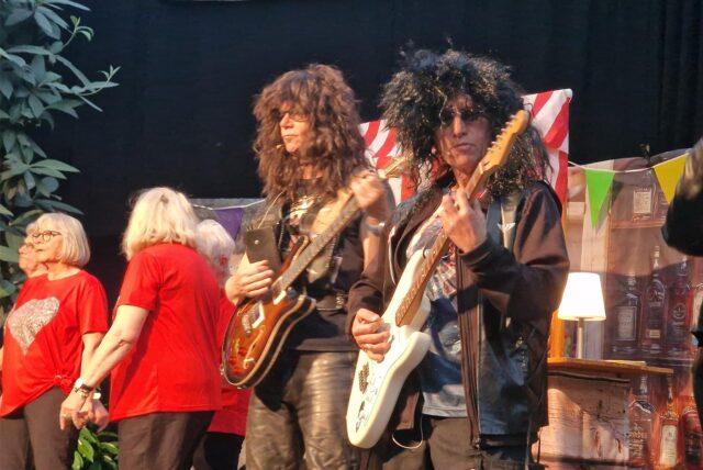 Zwei als Rockmusiker gekleidete Schauspieler stehen im Glashaus Herten auf der Bühne.