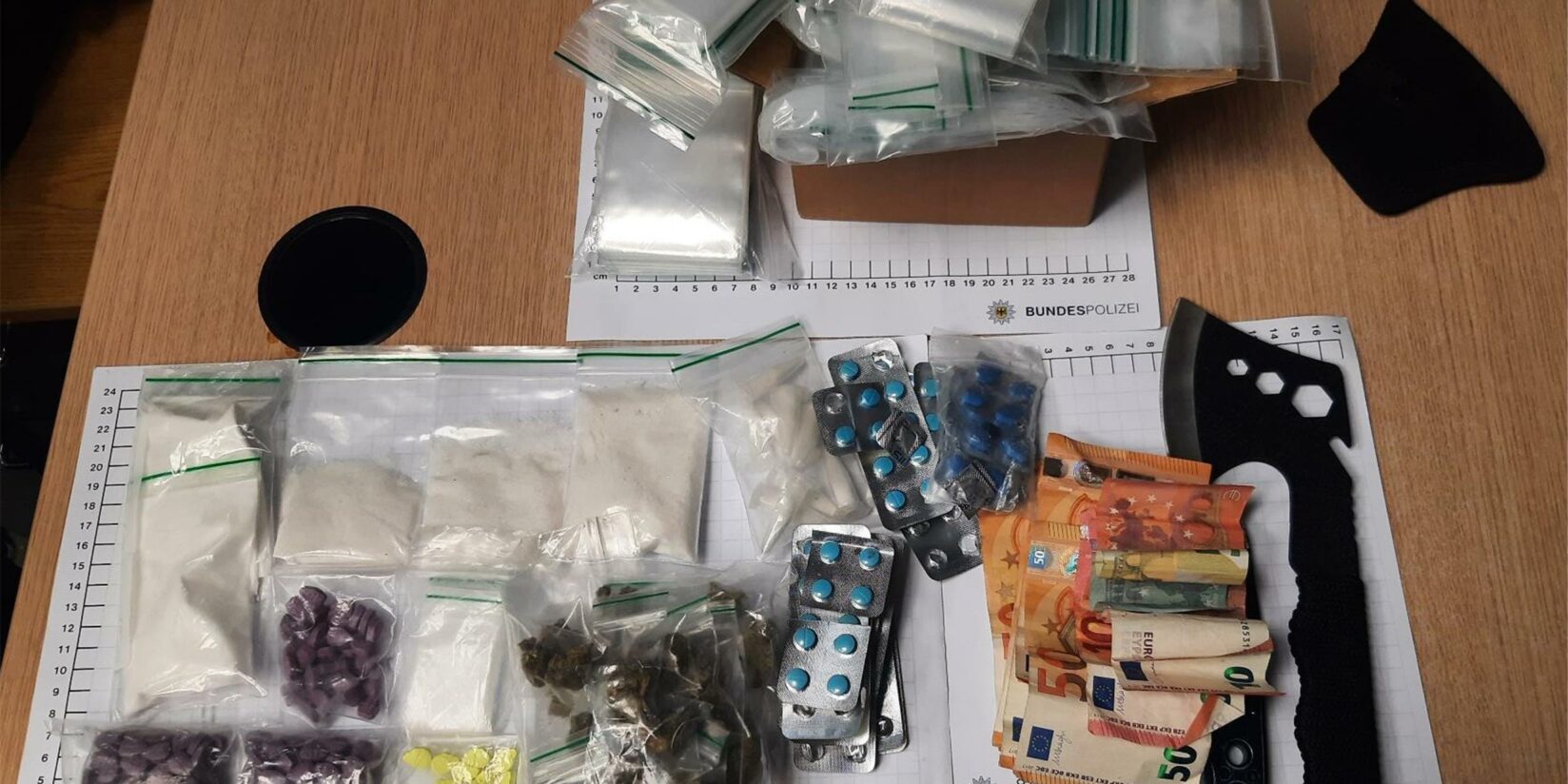 Mutmaßlicher Dealer mit Messer und Axt am Hauptbahnhof erwischt