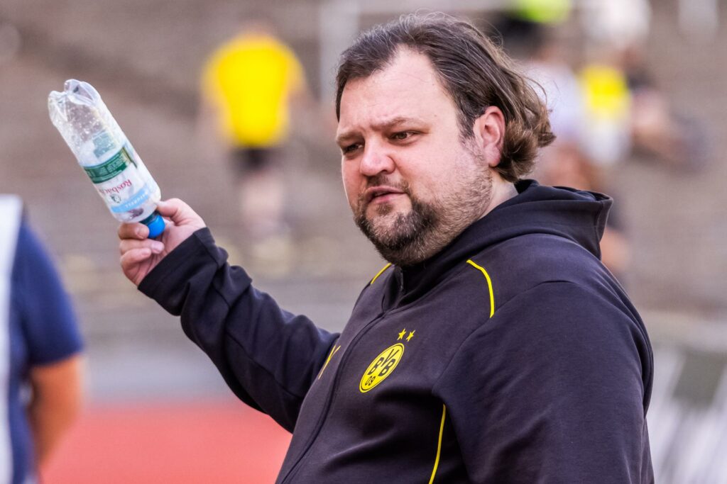 Trainer Thomas Sulewski gestikuliert.