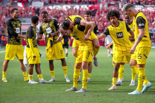 Die BVB-Spieler jubeln.