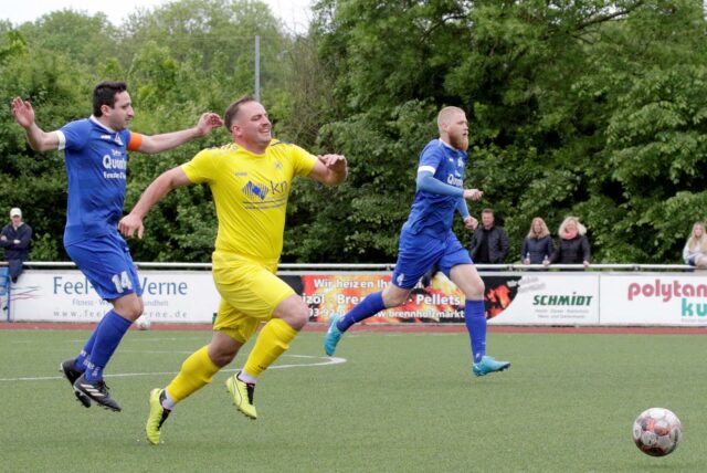 Brinkmann rennt dem Ball hinterher.