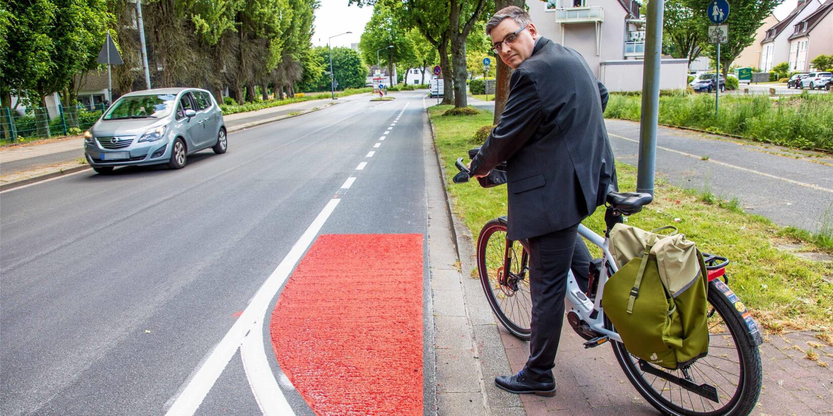 Radfahrer auf Straße Über den Knöchel „massiv gefährdet“