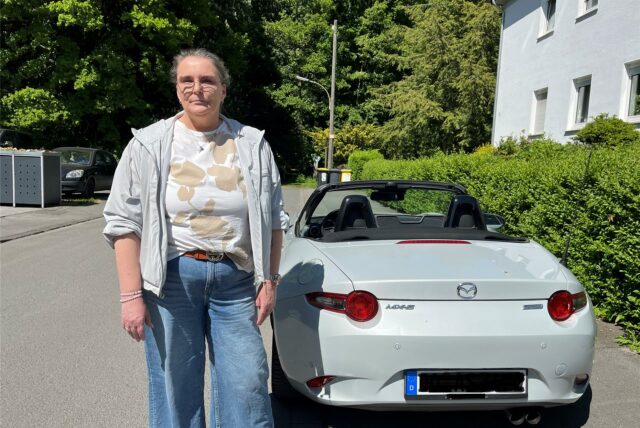 Melanie Fuhrmann ärgert sich über das Ordnungsamt, das dazu übergegangen ist, Knöllchen für Falschparker wie diesen in der Straße Tiewinkel zu schreiben.