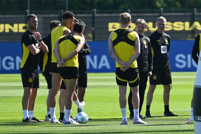 Niko Kovac hält eine Ansprache.