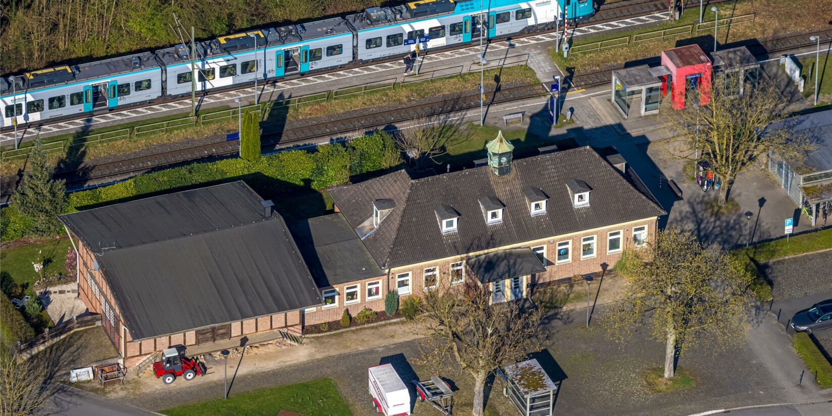 Täter mit Sturmhaube am Bahnhof Ascheberg