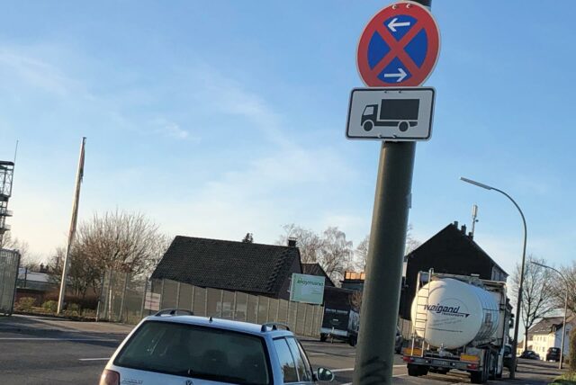 Ein Auto und ein Lkw parken auf der Bockenfelder Straße im Dortmunder Westen