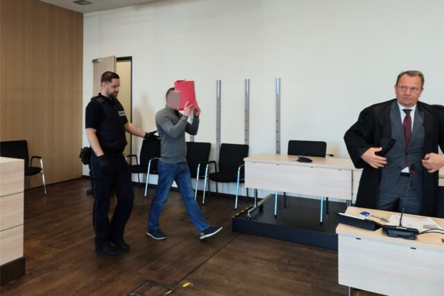 Auf dem Weg zur Anklagebank: Der 39-Jährige aus Herne zwischen einem Wachtmeister und seinem Verteidiger Andreas Renschler im Essener Landgericht.
