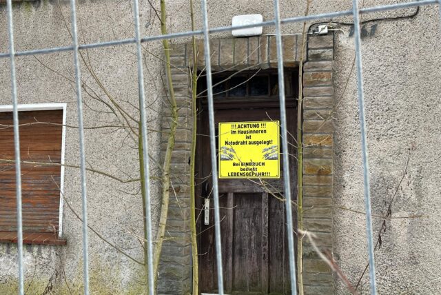 Ein Schild auf der Tür der einstigen Gaststätte „Emscherquelle“ warnt vor angeblich ausgelegtem Stacheldraht.