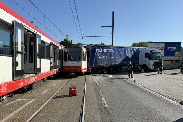 Auf der Evinger Straße in Dortmund hat es am Dienstag einen Unfall gegeben, an dem ein Lkw und zwei Stadtbahnen beteiligt sind.