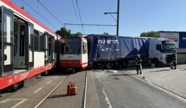 Stadtbahnunfall mit zwei Bahnen und einem Lkw