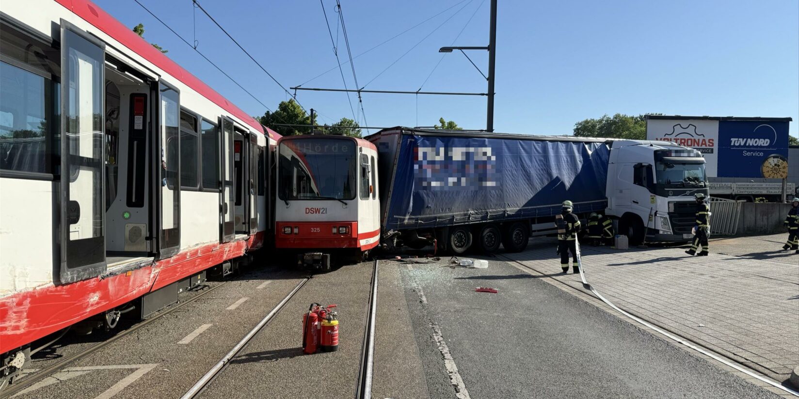 Stadtbahnunfall mit zwei Bahnen und einem Lkw