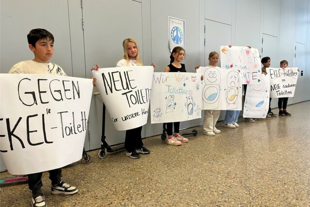 Die Schüler der Westholz-Grundschule demonstrierten in der Sitzung der Bezirksvertretung Scharnhorst mit Plakaten für neue Toiletten.