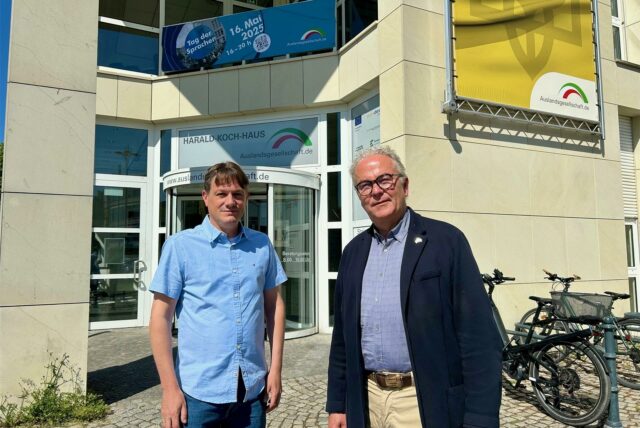 Dr. Jan Langemeyer und Klaus Wegener vor dem Gebäude der Auslandsgesellschaft.