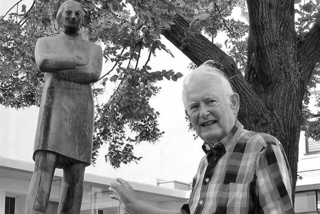 Tilo Cramm vor dem Denkmal von Industriepionier Friedrich Harkort in Hombruch.