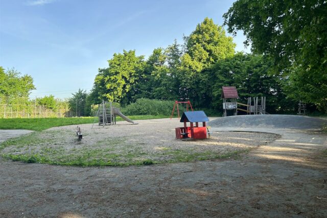 Dieses Foto vom Spielplatz an der Heunerstraße in Dortmund Hombruch zeigt, wie trostlos die Spielstätten für Kinder in Dortmund zum Teil sind.