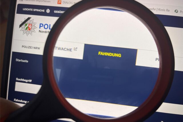 Die Fahndungs-Website der Polizei, eine Lupe vergrößert das Wort „Fahndung“ auf dem Bildschirm.
