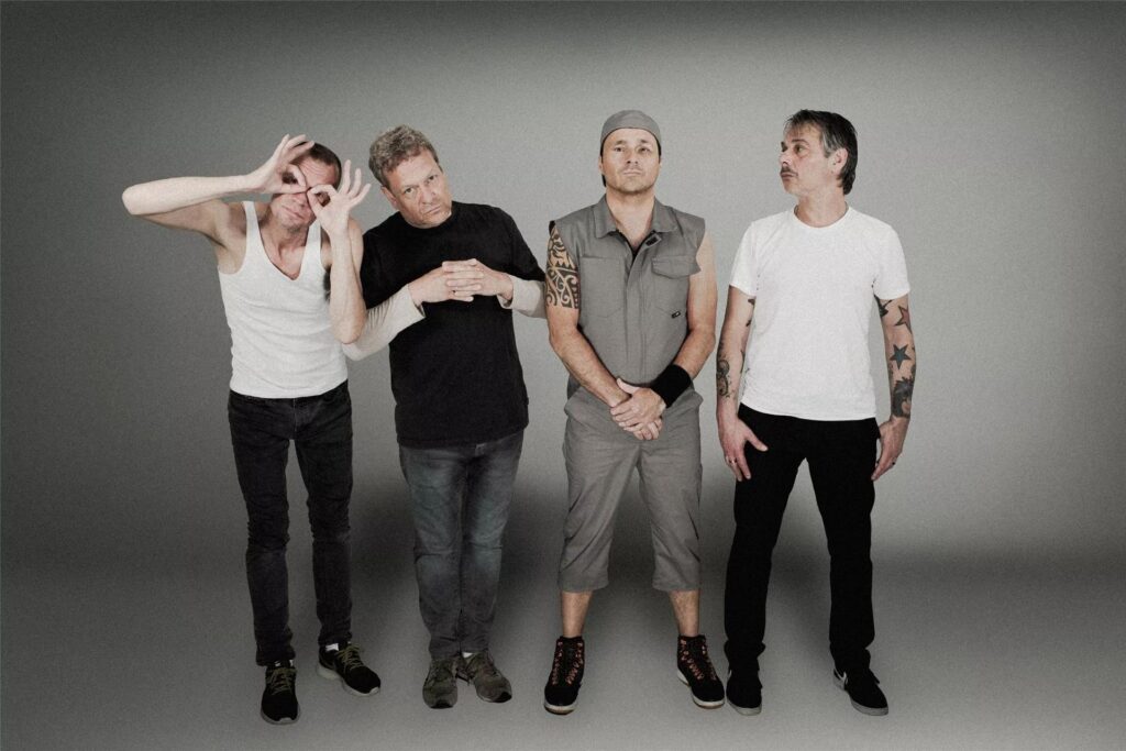 Ein Bandfoto mit den vier Musikern der Tribute Band Psycho Sexy.