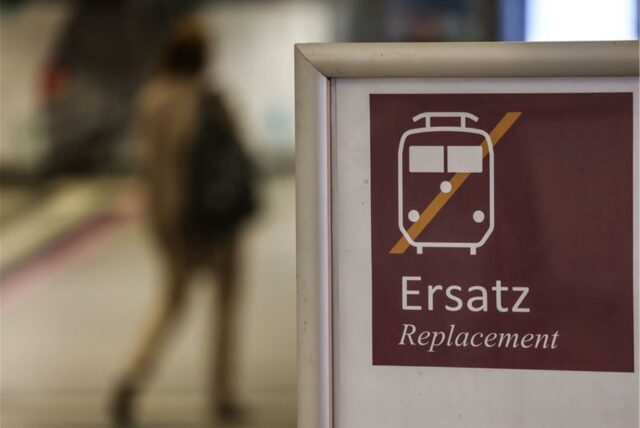 Ein Schild weist den im Hauptbahnhof Duisburg den Weg zu den Ersatzbussen.
