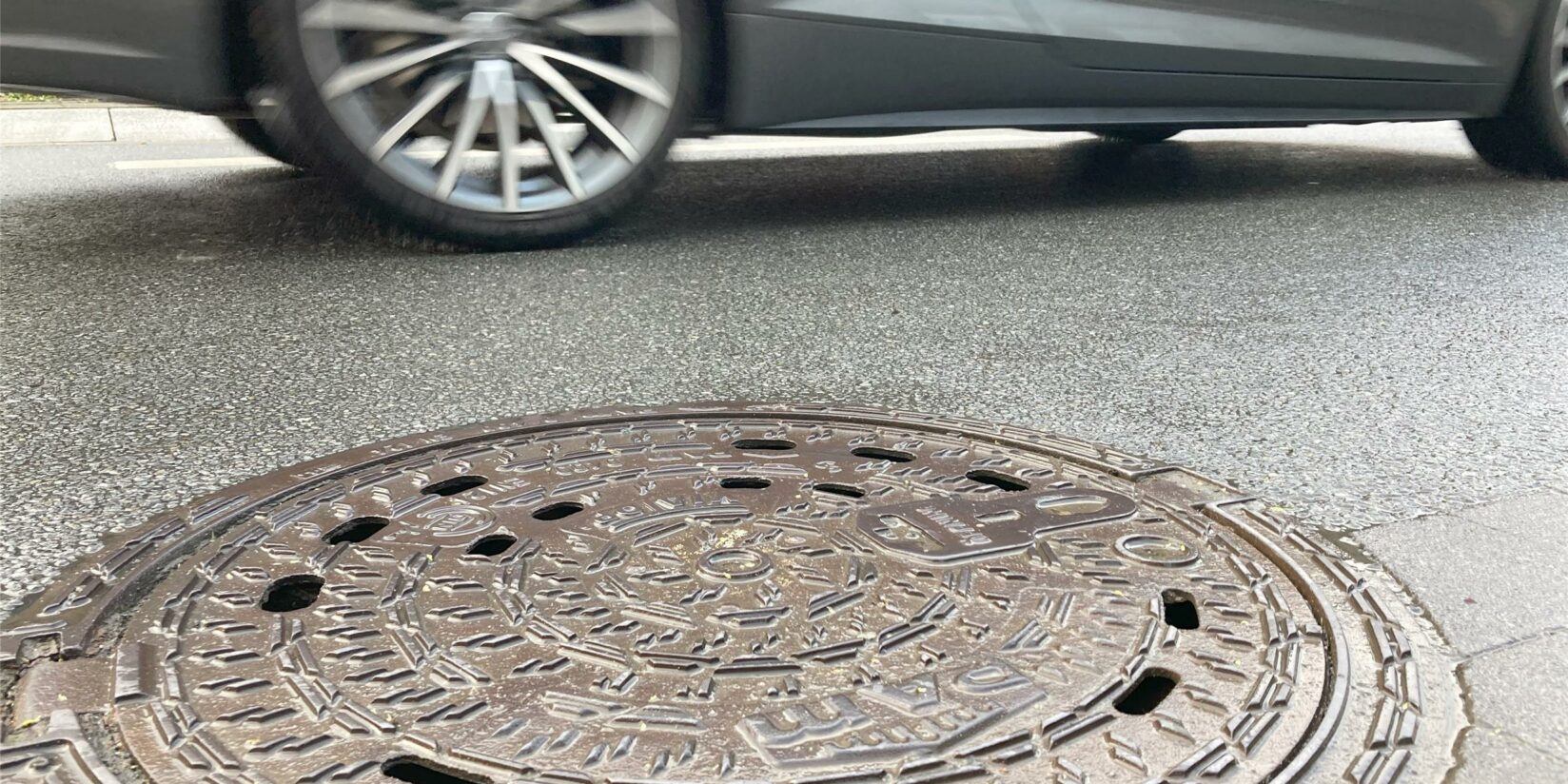 Stadt saniert beschädigte Schachtdeckel am Buddenacker