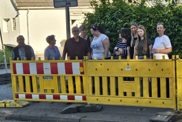 Anwohnerinnen und Anwohner des Merckenbuschweg in Dortmund-Kirchderne wie Rosemarie Comes (r.) sind sauer über die lang anhaltende Straßensanierungs-Baustelle vor ihrer Haustür.