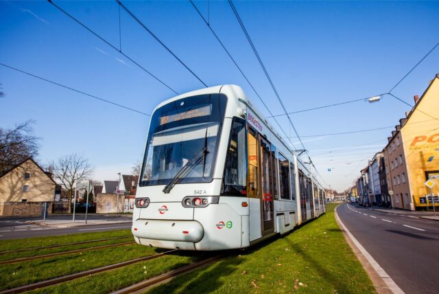 Eine Straßenbahn der Linie 302 fährt auf der Kurt-Schumacher Straße in Gelsenkirchen, der so genannten Schalker Meile.