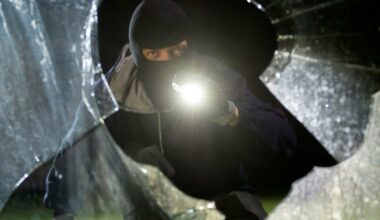 Täter werfen Scheiben von Kiosk ein