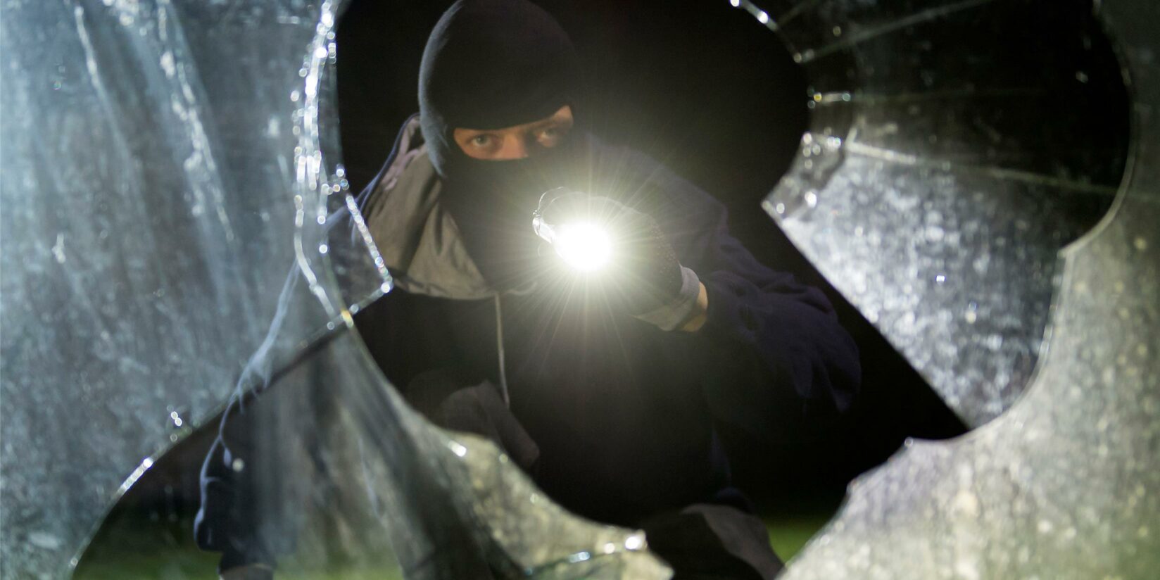 Täter werfen Scheiben von Kiosk ein