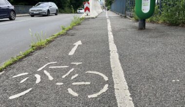 Kind verletzt – Polizei sucht Fahrerin