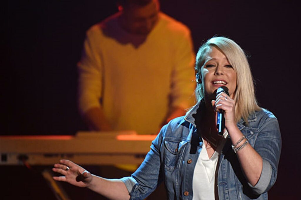 Jini Meyer singt.