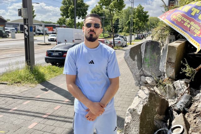 Hone (31) erlebte den schweren Unfall mit einem Lkw und zwei Stadtbahnen an der Evinger Straße mit. Die zerstörte Mauer rechts zeugt von der Kraft, mit der der Lastwagen dort eingeschlagen war.