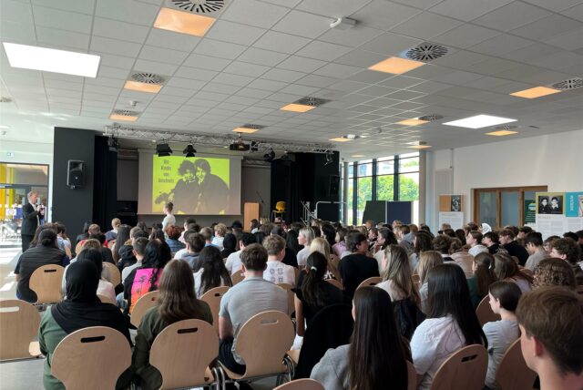 Die Schüler und Schülerinnen der Europaschule in Wambel hörten einen Vortrag von Auschwitz-Forscher Alwin Meyer.
