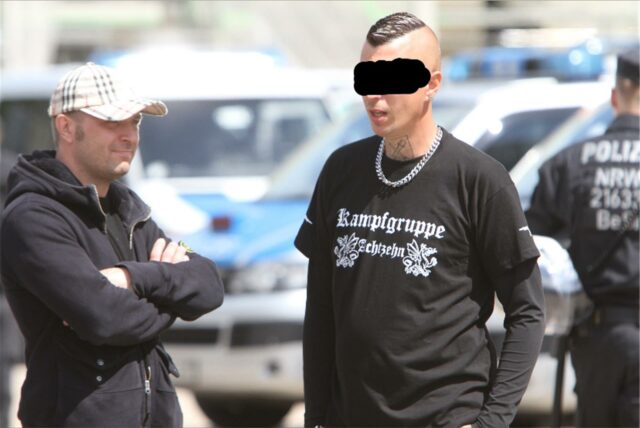 Robin S. hier bei einer Demonstration für die Partei „Die Rechte“. Auf seinem Shirt prangt der Spruch „Kampfgruppe Achtzehn“, die deutsche Übersetzung von Combat 18.