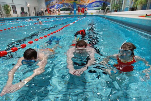 Schwimmerinnen und Schwimmer im Hallenbad Hombruch in Dortmund.
