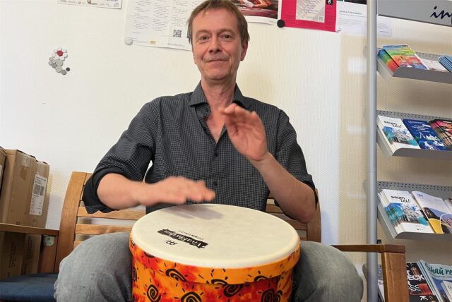 Thomas Kinzel, Leiter der Musikschule Herten, sitzt an einer Trommel.
