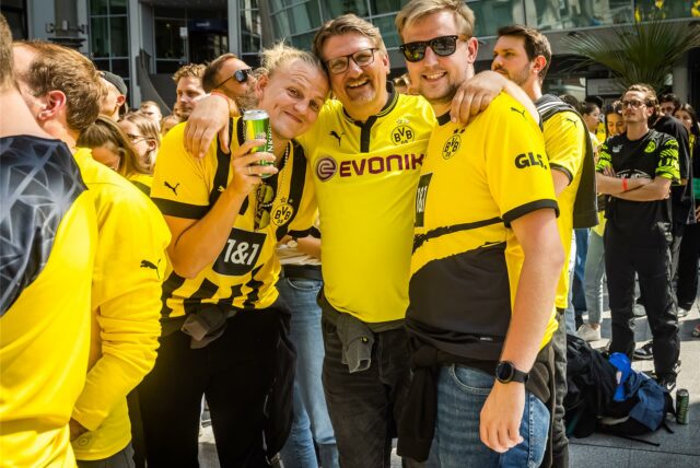 Dortmund City – die Innenstadt von Dortmund rund um den Alten Markt ist in schwarz-gelber Hand – Fans feiern den BVB.