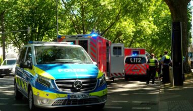 Auto erfasst zwei Fußgänger auf Dortmunder Wall: 60-Jährige fuhr über Rot