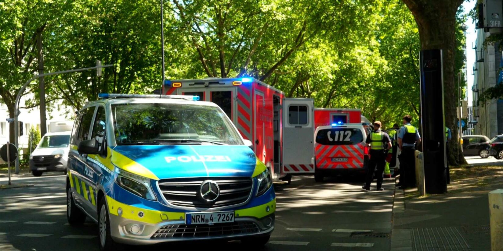 Auto erfasst zwei Fußgänger auf Dortmunder Wall: 60-Jährige fuhr über Rot