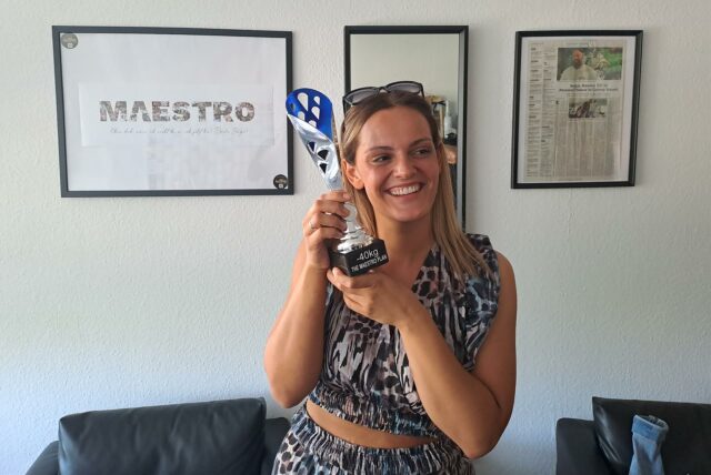 Stolz zeigt Jessica (28) den Pokal für ihren Erfolg