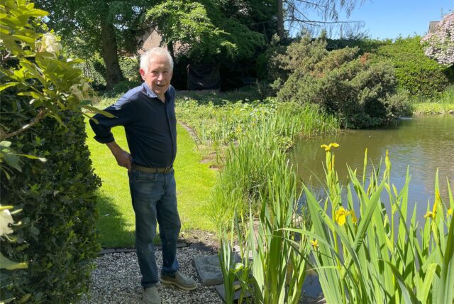 Rudolf Küper steht in seinem Garten in Recklinghausen-Süd