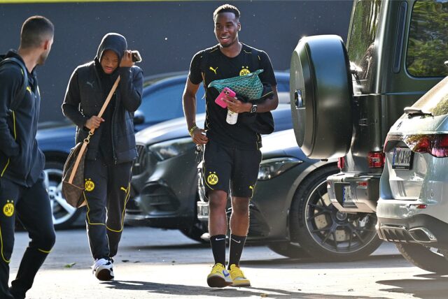Jamie Gittens im Gespräch mit Yan Couto.