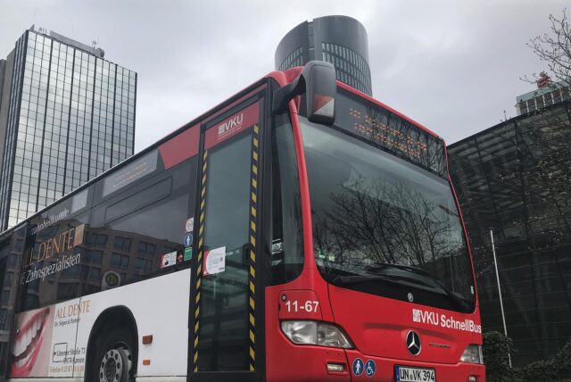 Ein Bus der VKU-Linie S30 fährt von Bergkamen nach Dortmund. Hier ein Foto vom Dortmunder Königswall vor der Stadt- und Landesbibliothek.