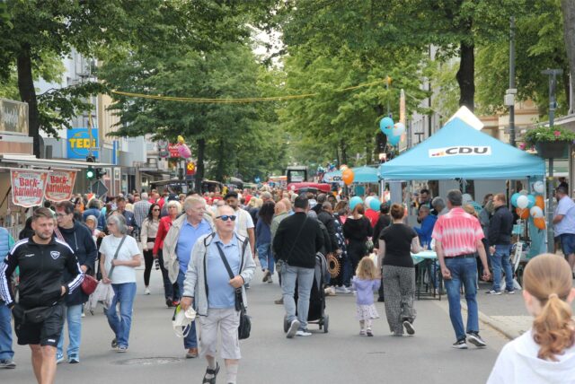 Besucher des Frühlingsfestes in Brambauer laufen die Waltroper Straße entlang.