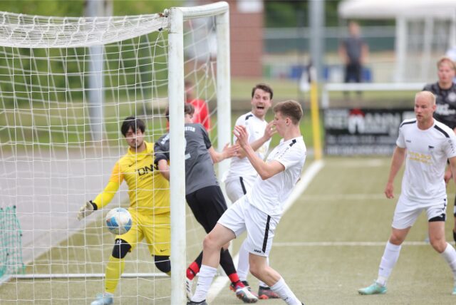 Der FCN II setzte sich glatt mit 5:0 gegen Borussia Münster III durch und bleibt an der Tabellenspitze.