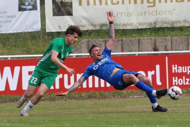 Obercastrops Ex-Profi Kevin Großkreutz wird hier von Holzwickedes Seydi Keskin umgerissen.