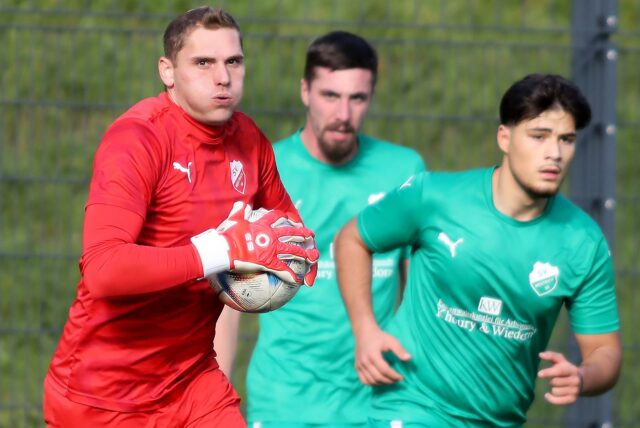 Christian Nowak fängt einen Ball.