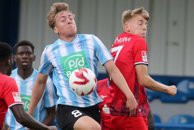 Jannik Urban nimmt einen Ball an.