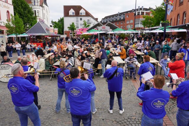 Eine niederländische Kapelle tritt beim Dorffest Lütgendortmund auf.