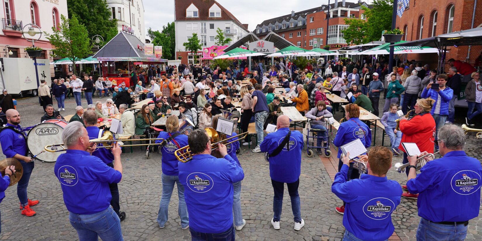 Party mit Live-Musik und Festumzug
