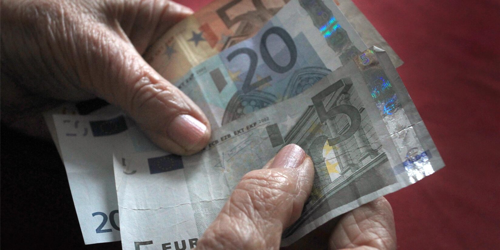 Unbekannter bringen Seniorin um Erspartes